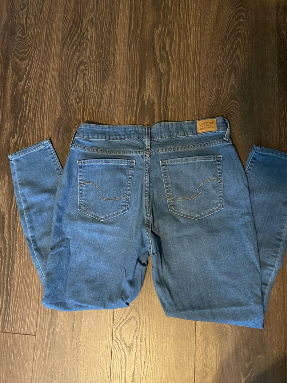 Signature Women's Skinny Jeans in Medium Blue